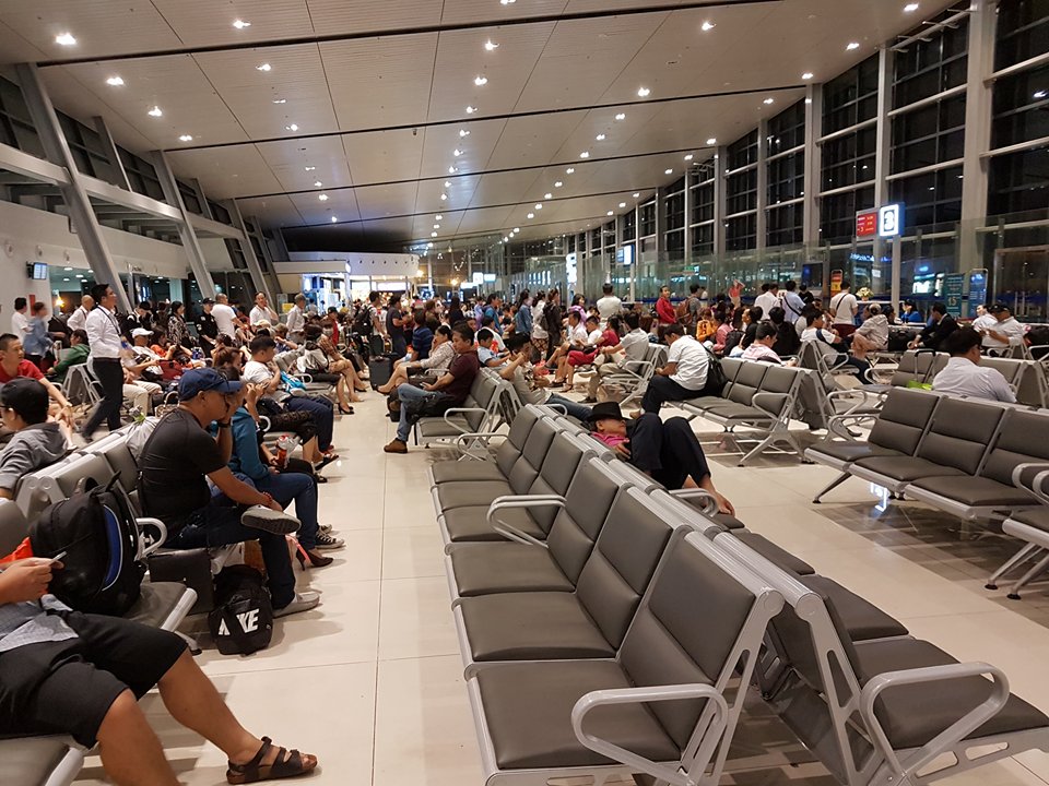Hàng trăm hành khách “ vật vã chờ đợi” vì VietJet Air delay 2 lần - Hình 1
