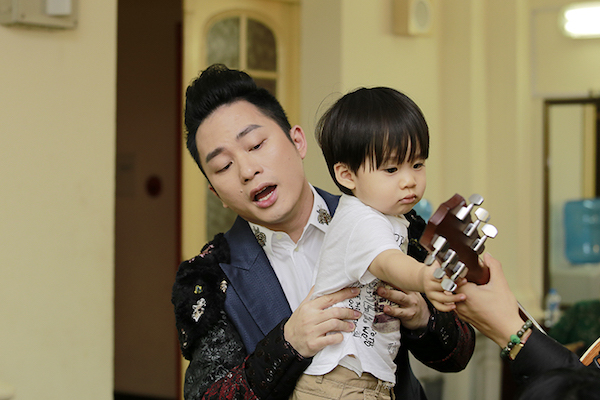 Tùng Dương lần đầu khoe con trai trước giới truyền thông