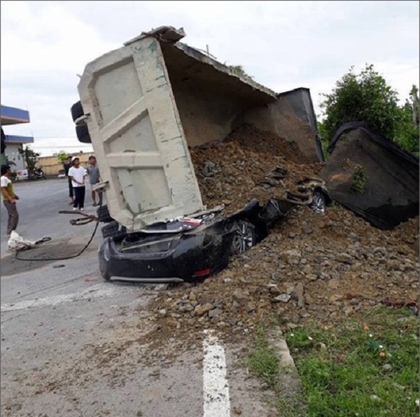 Nam Định: Xe tải đè nát xe con khiến tài xế tử vong - Hình 1