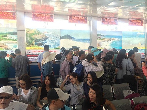 Quảng Ninh: Hơn 5.000 du khách mắc kẹt trên đảo do ảnh hưởng của bão số 2 - Hình 1