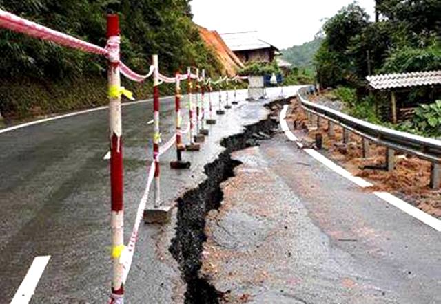 Thanh Hóa: Hãi hùng Quốc lộ 217 nứt toác sau bão số 2 - Hình 1