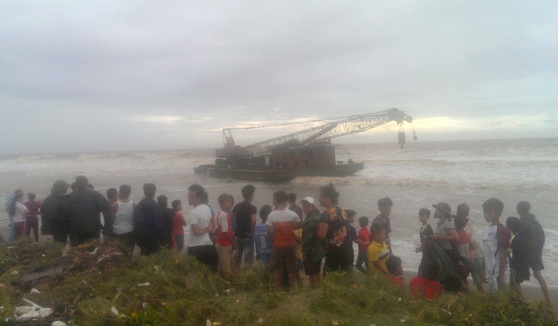 Thanh Hóa: Đang trực bão người dân bất ngờ phát hiện 2 tàu vỏ thép lớn trôi dạt vào bờ - Hình 1