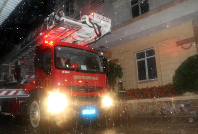 Thanh Hóa: Trong đêm mưa bão giải cứu 7 người bị mắc kẹt trong đám cháy - Hình 2