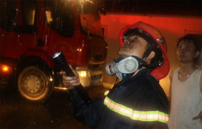 Thanh Hóa: Trong đêm mưa bão giải cứu 7 người bị mắc kẹt trong đám cháy - Hình 1