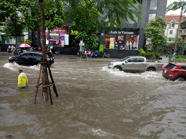 Nhiều tuyến phố Hà Nội "hóa thành sông" sau cơn mưa lớn