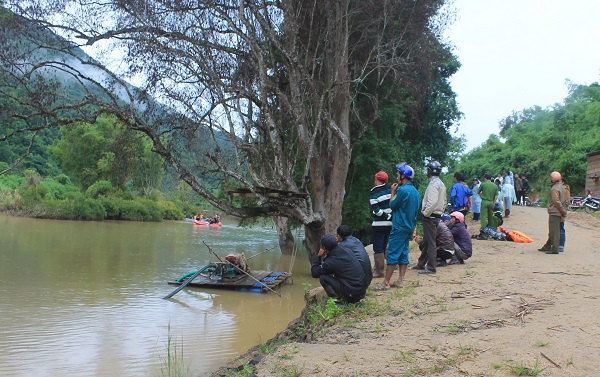 Lâm Đồng: Tìm thấy thi thể 2 nạn nhân cuối cùng trong vụ lật xuồng trên sông Krông Nô - Hình 1