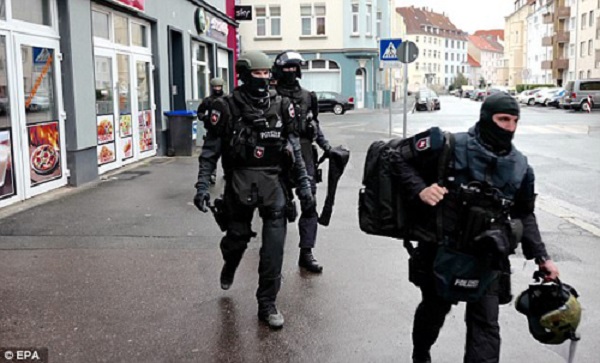 Đức: Sơ tán trường học Friedrich Ebert do phát hiện một tay súng - Hình 1