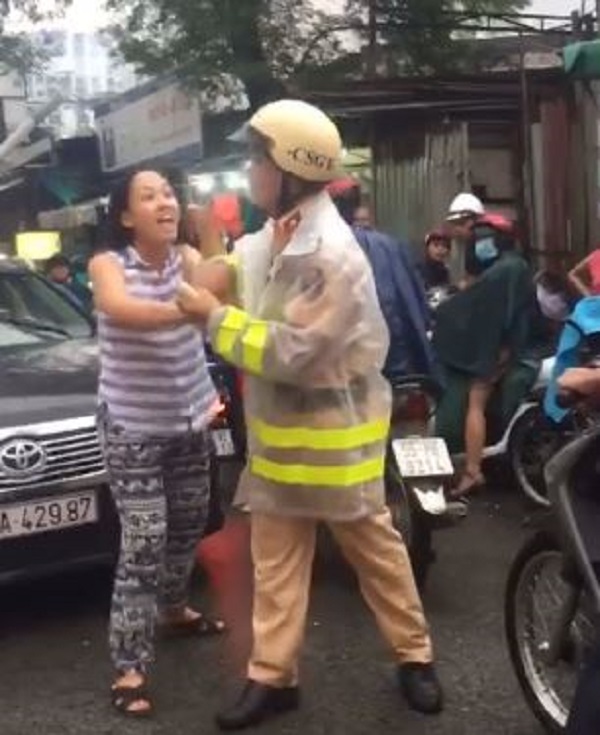 Vụ nữ tài xế chửi bới CSGT: Chuyển lên Công an quận Bình Thạnh xử lý