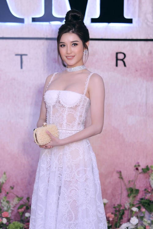 Hoa hậu Mỹ Linh mặc trang phục trắng mỏng - Hình 3