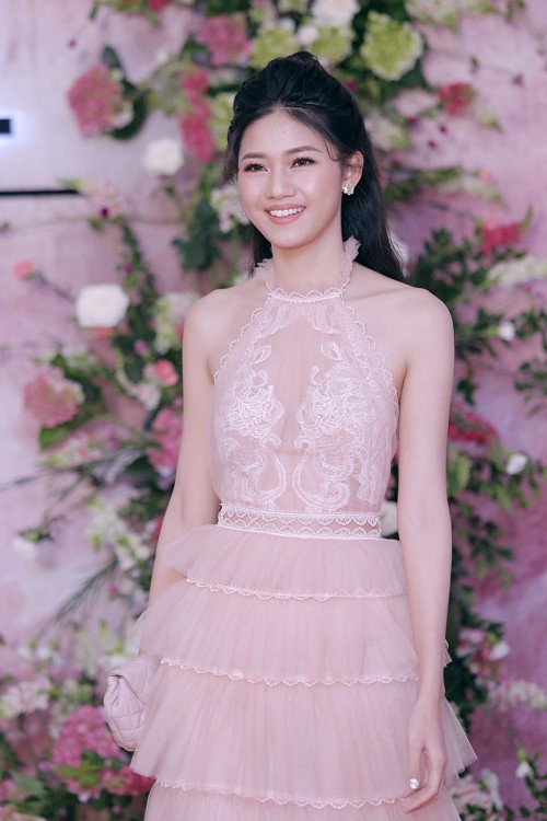 Hoa hậu Mỹ Linh mặc trang phục trắng mỏng - Hình 4