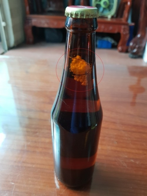 Khách hàng phản ánh chai bia Sài Gòn của Sabeco có "vật thể lạ"