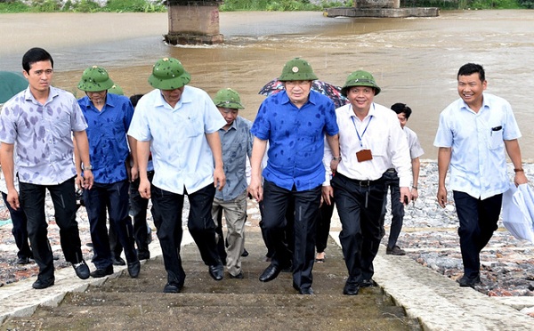 Phó Thủ tướng Trịnh Đình Dũng chủ trì cuộc họp thị sát tình hình xả lũ