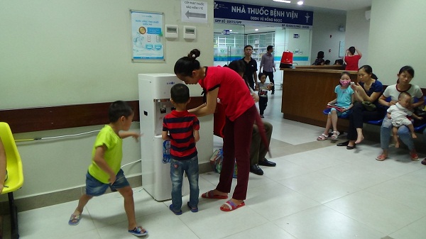 Bệnh nhân ở nhiều bệnh viện lớn được uống nước tinh khiết miễn phí