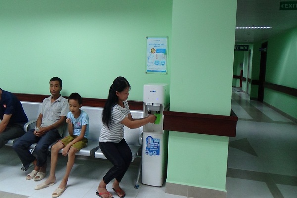 Bệnh nhân ở nhiều bệnh viện lớn được uống nước tinh khiết miễn phí - Hình 1