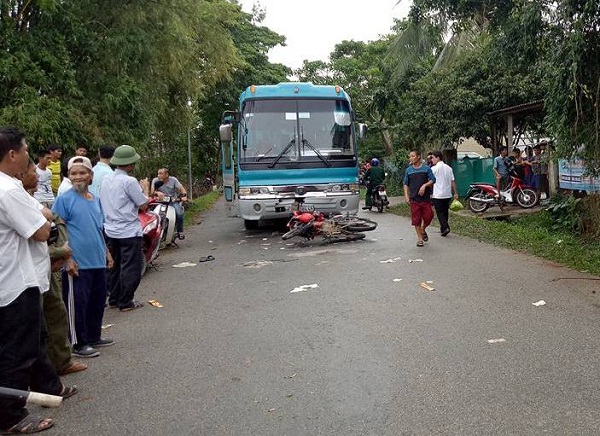 Hà Tĩnh: Xe máy đâm đầu xe khách, 2 người thương vong