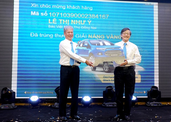 Khách hàng đầu tiên trúng ô tô trong chương trình “Nắng vàng biển xanh cùng Bảo Việt” - Hình 1