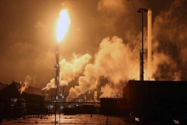 Nhà máy lọc dầu lớn nhất châu Âu cháy kinh hoàng - Hình 1