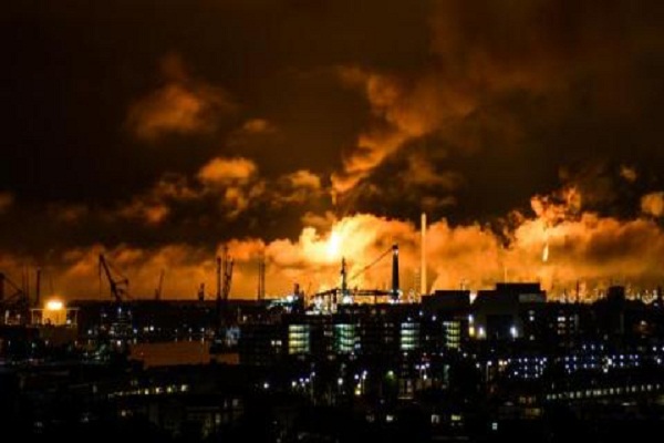 Nhà máy lọc dầu lớn nhất châu Âu cháy kinh hoàng - Hình 3