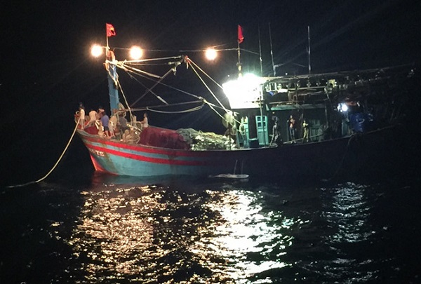 Nghệ An: Cứu hộ thành công tàu cá cùng 17 ngư dân gặp nạn trên biển - Hình 1