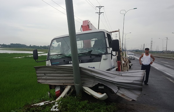 Vĩnh Phúc: Xe Thanh tra giao thông đâm vào cột đèn, hàng loạt cọc tiêu bị gãy