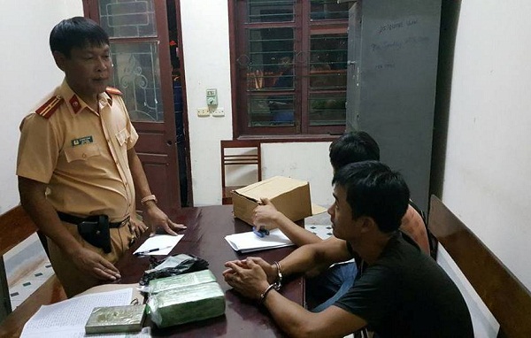 Hà Tĩnh: Bắt quả tang đối tượng thuê ô tô đi mua bán ma túy liên tỉnh