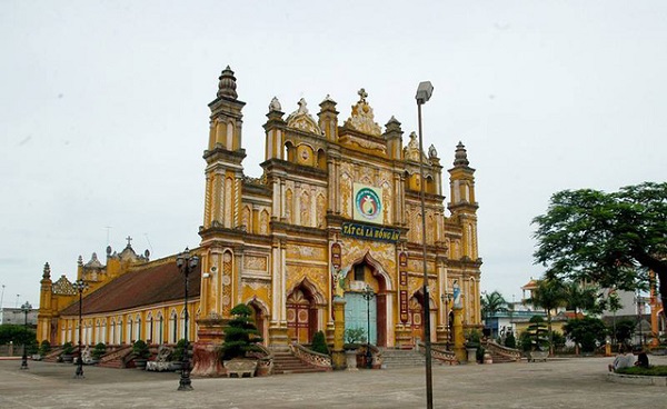 Nhà thờ 130 năm tuổi ở Nam Định bốc cháy dữ dội trong đêm - Hình 1