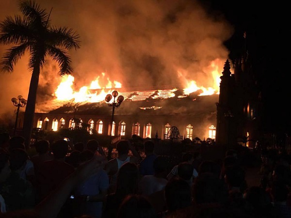 Nhà thờ 130 năm tuổi ở Nam Định bốc cháy dữ dội trong đêm - Hình 2