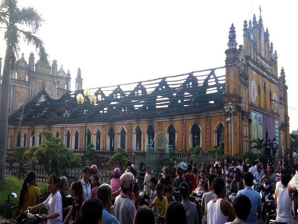 Nhà thờ 130 năm tuổi ở Nam Định bốc cháy dữ dội trong đêm - Hình 3