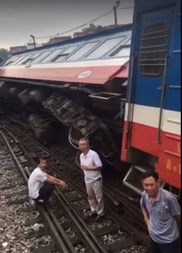 Tàu hỏa chở khách bị trật bánh ở Hà Nội, hơn 100 người thoát chết - Hình 1