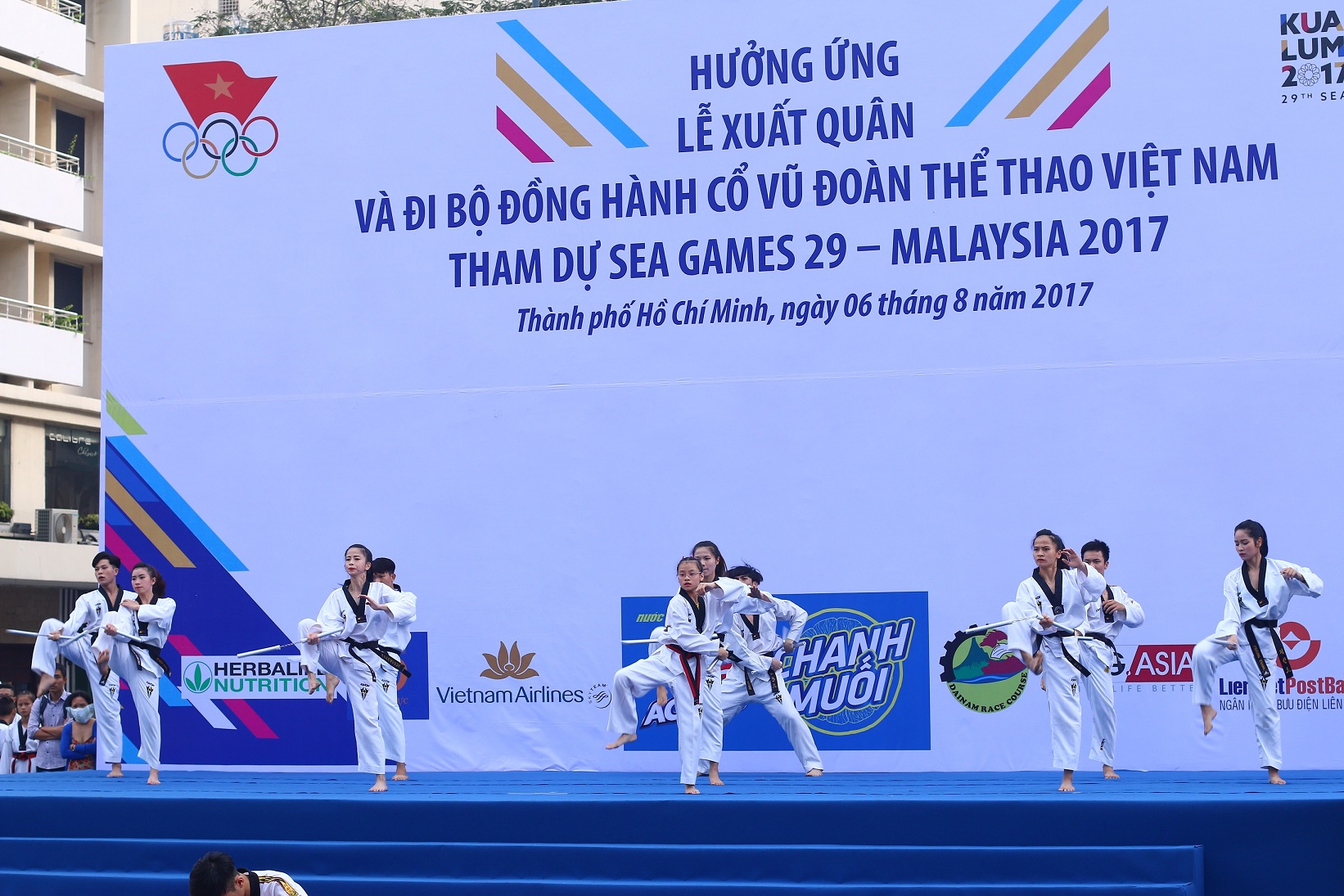 Hàng ngàn người “phủ xanh” phố đi bộ cổ vũ Đoàn Thể thao Việt Nam - Hình 2