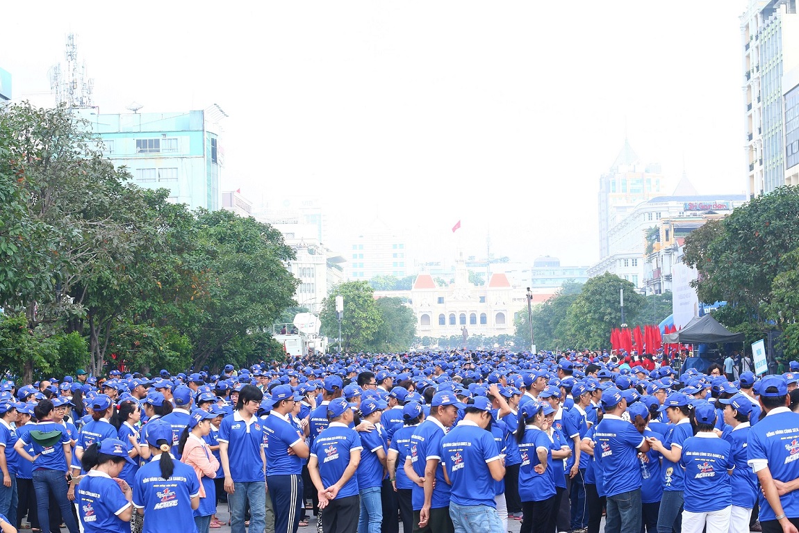 Hàng ngàn người “phủ xanh” phố đi bộ cổ vũ Đoàn Thể thao Việt Nam - Hình 1