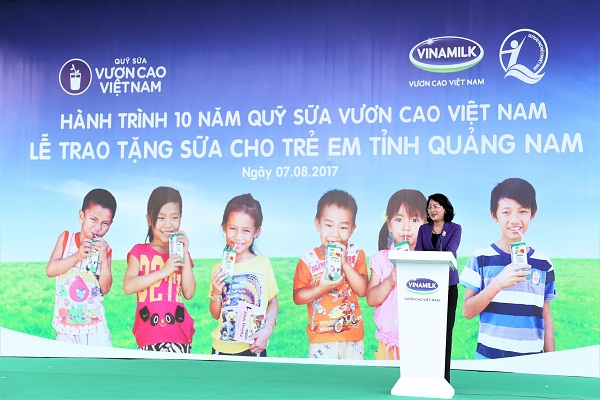 Vinamilk 10 năm liền cùng Quỹ sữa Vươn cao Việt Nam - Trao sữa cho trẻ em Quảng Nam