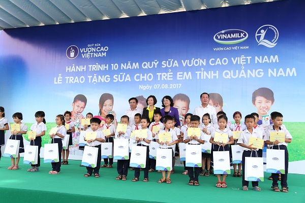 Vinamilk 10 năm liền cùng Quỹ sữa Vươn cao Việt Nam - Trao sữa cho trẻ em Quảng Nam - Hình 4