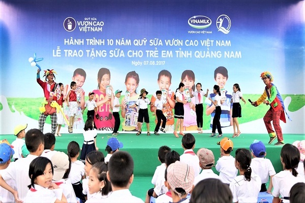 Vinamilk 10 năm liền cùng Quỹ sữa Vươn cao Việt Nam - Trao sữa cho trẻ em Quảng Nam - Hình 5