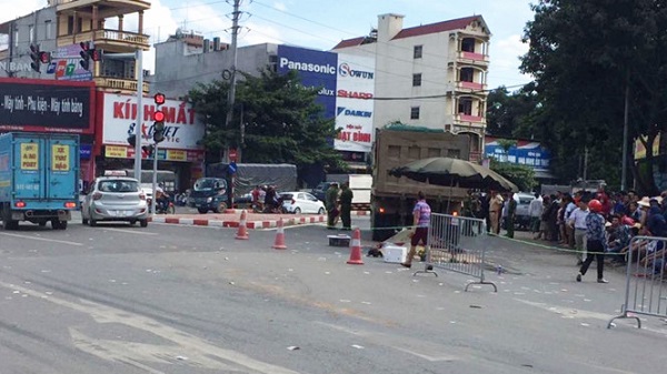 Sau va chạm với xe tải, 3 nạn nhân tử vong trong vụ tai nạn kinh hoàng ở Xuân Mai