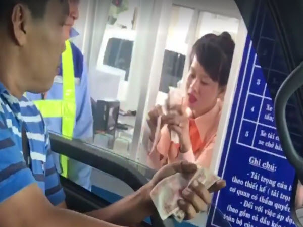 Tiền Giang: Nhiều tài xế vẫn dùng tiền lẻ mua vé qua trạm thu phí Cai Lậy