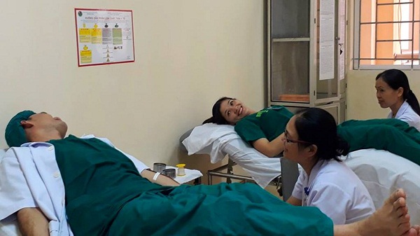 Hà Tĩnh: 5 y bác sỹ, nhân viên cùng hiến máu cứu sống sản phụ nguy kịch - Hình 1