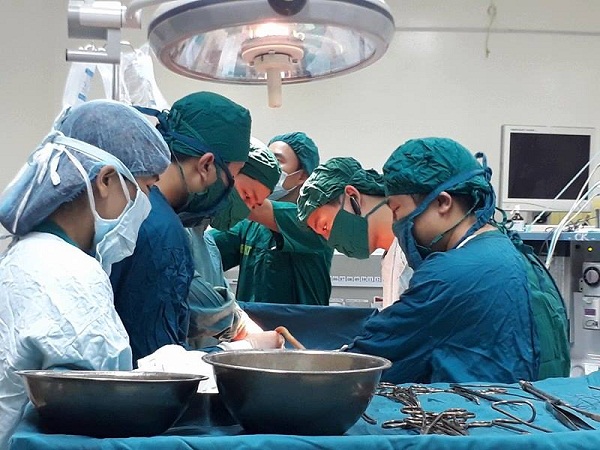 Hà Tĩnh: 5 y bác sỹ, nhân viên cùng hiến máu cứu sống sản phụ nguy kịch - Hình 2