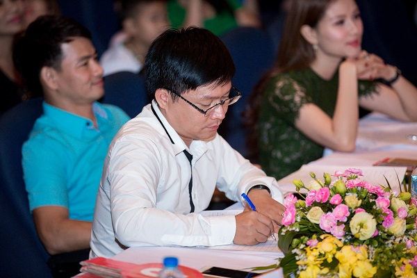 Giám khảo quyền lực bên cạnh NSƯT Xuân Bắc, MC Huyền Châu tại “Tỏa sáng Tài năng MC Nhí” là ai? - Hình 3