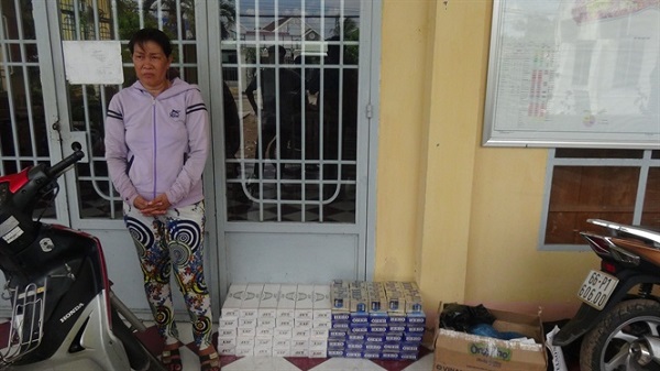 Bắt quả tang đối tượng vận chuyển gần 1.000 bao thuốc lá lậu
