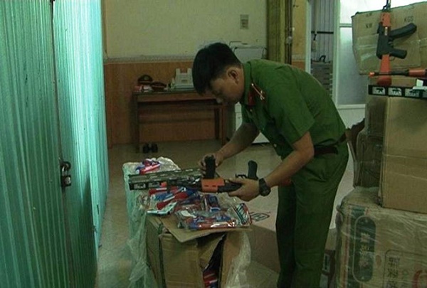Thừa Thiên Huế: Bắt giữ xe ô tô chở đồ chơi bạo lực - Hình 1