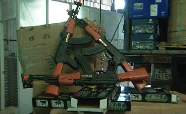 Thừa Thiên Huế: Bắt giữ xe ô tô chở đồ chơi bạo lực