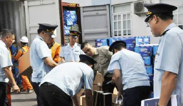 Bắt giữ hai container đồng hồ và mỹ phẩm có xuất xứ từ Pháp