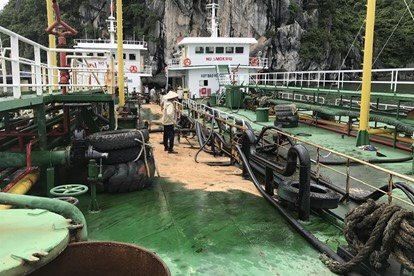 Quảng Ninh: Bục đường ống dẫn, 200 lít dầu tràn ra Vịnh Hạ Long - Hình 1