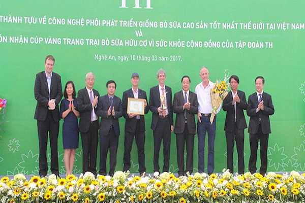 TH đón nhận Cúp vàng trang trại bò sữa organic và đạt kỳ tích mới