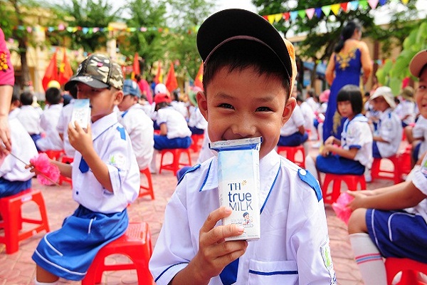 Sữa học đường: Kế hoạch ngắn cho trăm năm trồng người của bà Thái Hương - Hình 1