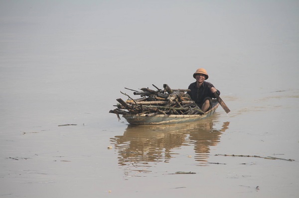 Phú Thọ: Coi thường tính mạng, người dân đua nhau vớt củi trên sông khi nước dâng cao - Hình 2
