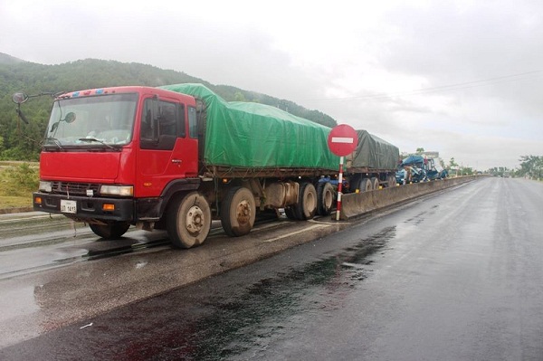 Hà Tĩnh: Đâm vào đuôi xe tải kéo rơ mooc, tài xế may mắn thoát chết