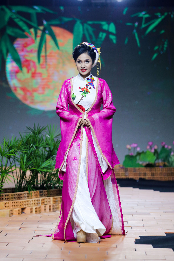 “Người đẹp Tây Đô” - Việt Trinh sải bước trên sàn catwalk - Hình 1