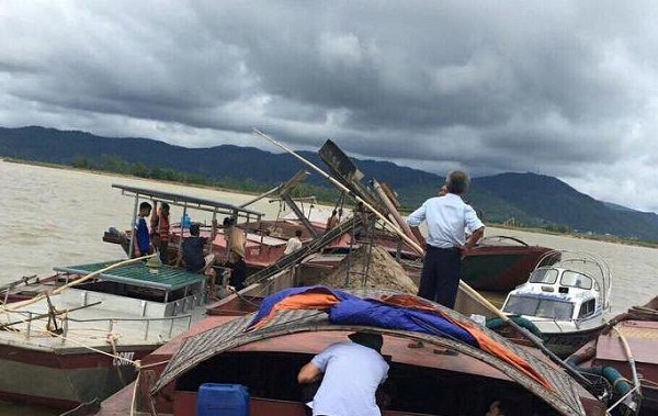 Hà Tĩnh: Bắt giữ 7 sà lan khai thác cát trái phép trên sông Lam